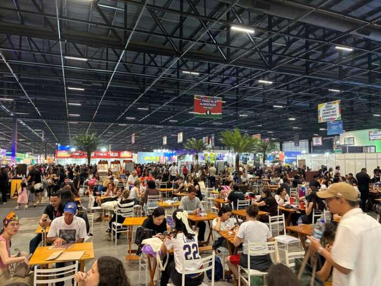 Pra&ccedil;a de alimenta&ccedil;&atilde;o na Bienal do Livro de SP 2026.