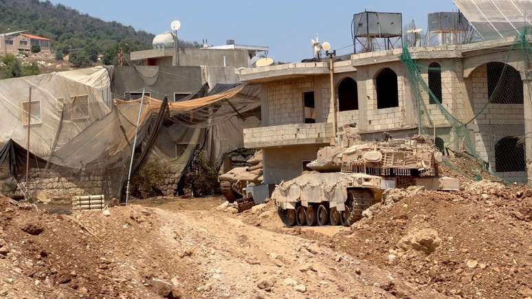 Algumas casas usadas pelos militares israelenses est&atilde;o cobertas por redes para proteg&ecirc;-las dos drones explosivos do Hezbollah