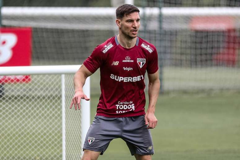 C&eacute;dric Soares e Enzo D&iacute;az tamb&eacute;m aguardam interessados &ndash;