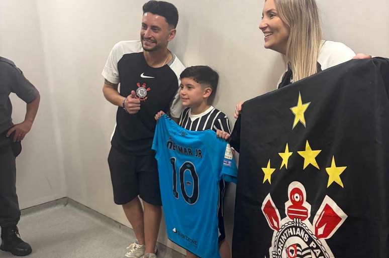 Pedro Mello com a camisa dada por Neymar &ndash;