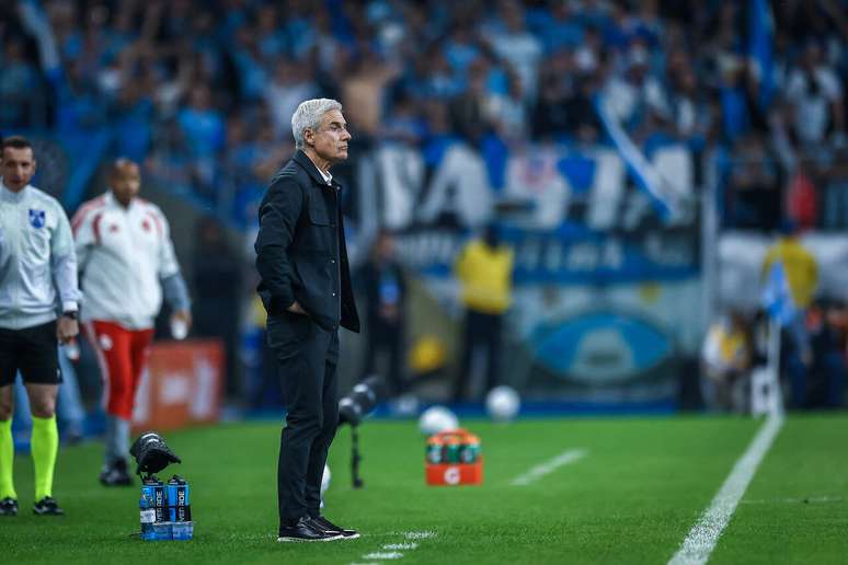 Luis Castro, t&eacute;cnico do Gr&ecirc;mio, ganha dias de paz ap&oacute;s a classifica&ccedil;&atilde;o &ndash;