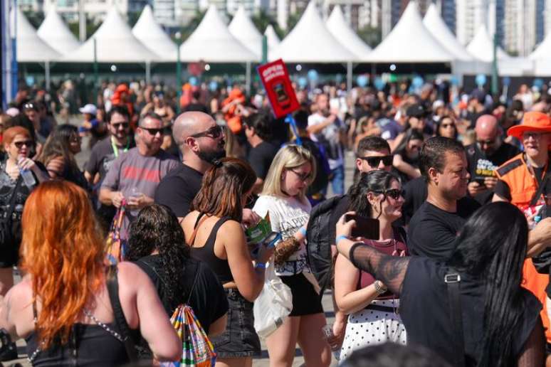 F&atilde;s aguardam a abertura dos port&otilde;es no primeiro dia do Rock in Rio