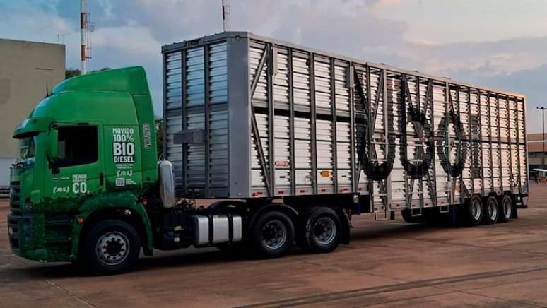 Caminh&atilde;o VW Constellation usado pela JBS no transporte de gado vivo tamb&eacute;m &eacute; abastecido com 100% de biodiesel.