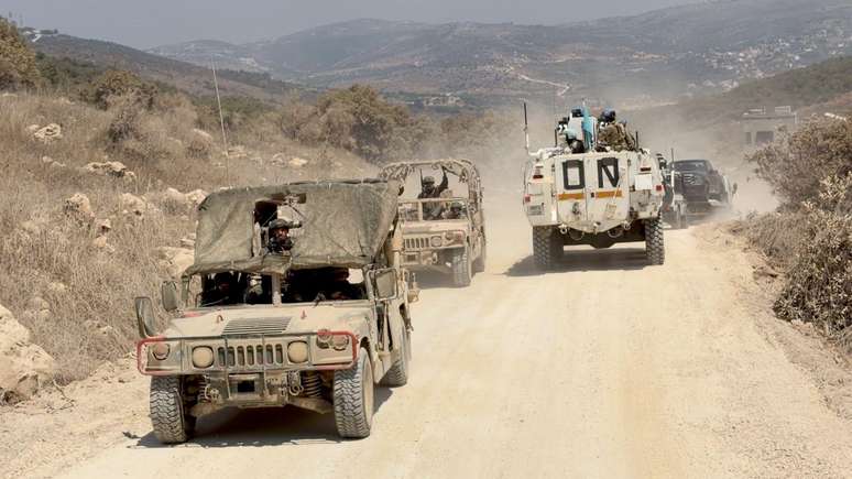 Soldados israelenses trafegam por uma estrada que acompanha o muro que separa o L&iacute;bano de Israel