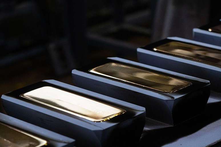 Vista do processo de produ&ccedil;&atilde;o de gr&acirc;nulos de prata e lingotes de ouro