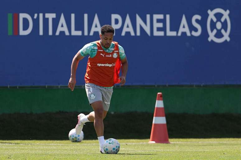Vitor Roque est&aacute; em baixa com a camisa do Palmeiras no segundo semestre &ndash;