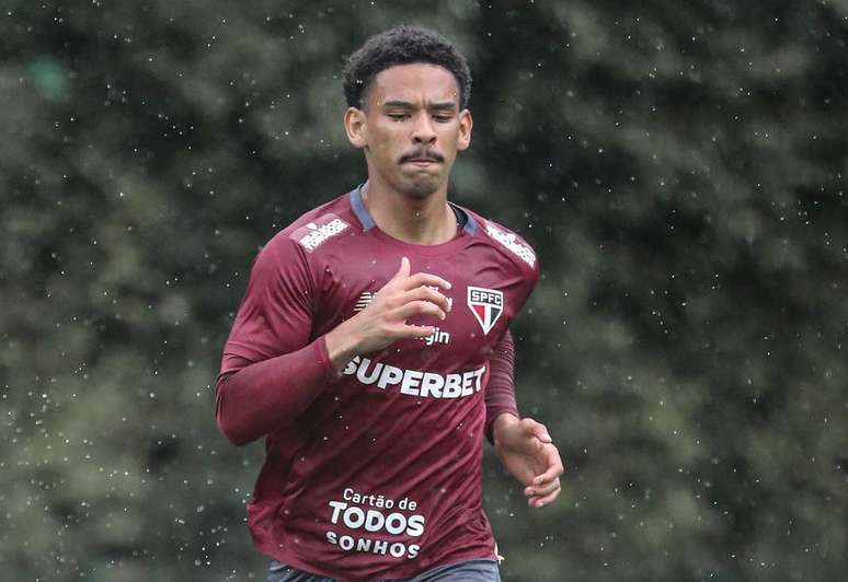 Hugo partiu para o Jap&atilde;o, al&eacute;m de outros dois jogadores &ndash;