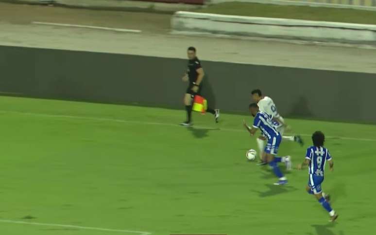 O Nacional, de branco, segura o CSA e avan&ccedil;a para a S&eacute;rie C.