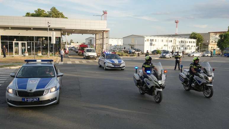 Uma van vermelha transporta o corpo do ex-chefe militar dos s&eacute;rvios da B&oacute;snia, Ratko Mladic, em Belgrado, na S&eacute;rvia, em 3 de setembro de 2026.