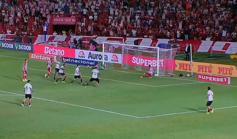 J&uacute;nior Todinho perde gol inacredit&aacute;vel em N&aacute;utico X Botafogo-SP &ndash;