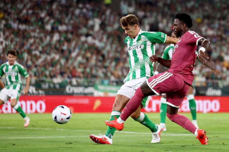 Vini Jr em disputa de bola com jogador do Betis &ndash;
