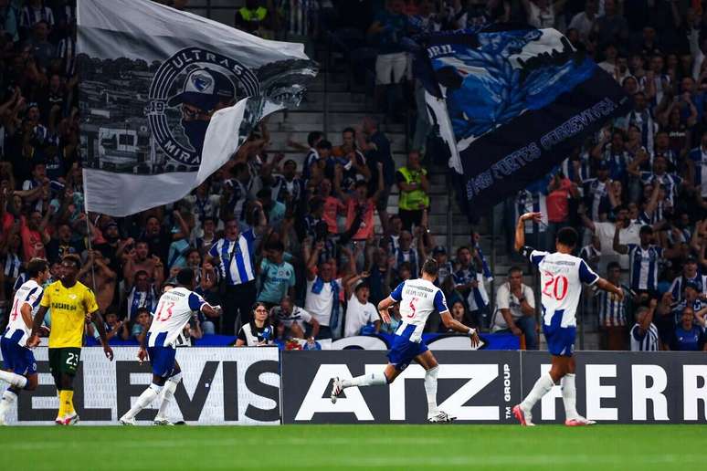Jogadores do Porto festejam gol diante de seus torcedores no Est&aacute;dio do Drag&atilde;o &ndash;
