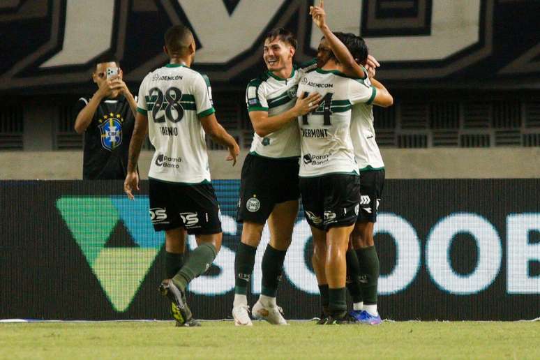 Jogadores do Coritiba comemoram gol da vit&oacute;ria contra o Remo pelo Brasileir&atilde;o. 