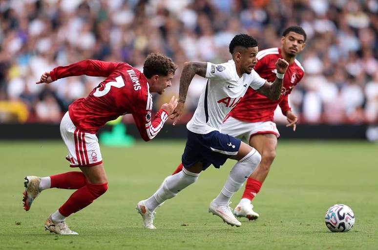 Savinho, do Tottenham, tenta escapar da marca&ccedil;&atilde;o de Neco Williams, do Nottingham Forest &ndash;