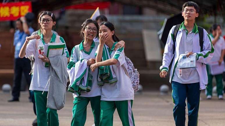 Especialistas em sa&uacute;de mental afirmam que &eacute; fundamental ouvir os adolescentes e manter conversas abertas com eles