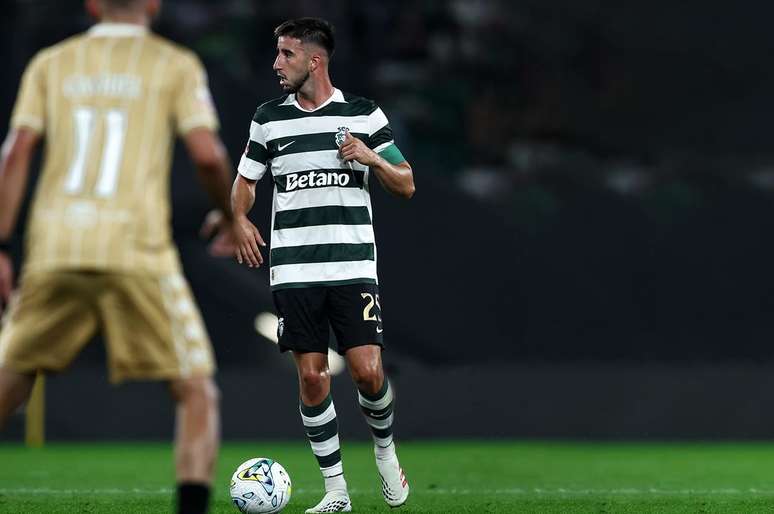 Gon&ccedil;alo In&aacute;cio domina a bola para o Sporting, que venceu com tranquilidade o Nacional. Divulga&ccedil;&atilde;o / Sporting CP