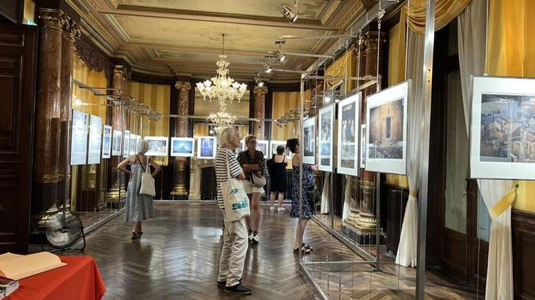 Visitantes na mostra de Paolo Roversi, no H&ocirc;tel Pams, em Perpignan, em 4 de setembro de 2026.