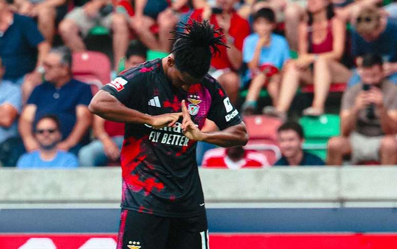 Barreiro comemora um de seus gols na vit&oacute;ria do Benfica sobre o Mar&iacute;timo &ndash;