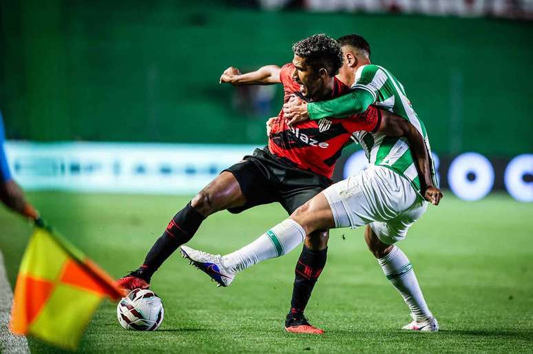 N&atilde;o faltou luta pela bola no empate entre Juventude e Atl&eacute;tico-GO.&nbsp; Mas nenhum deles levou a melhor: 2 a 2.