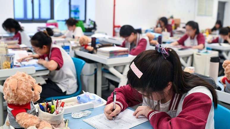 Para combater a press&atilde;o dos exames, muitos adolescentes chineses recorrem a produtos farmac&ecirc;uticos
