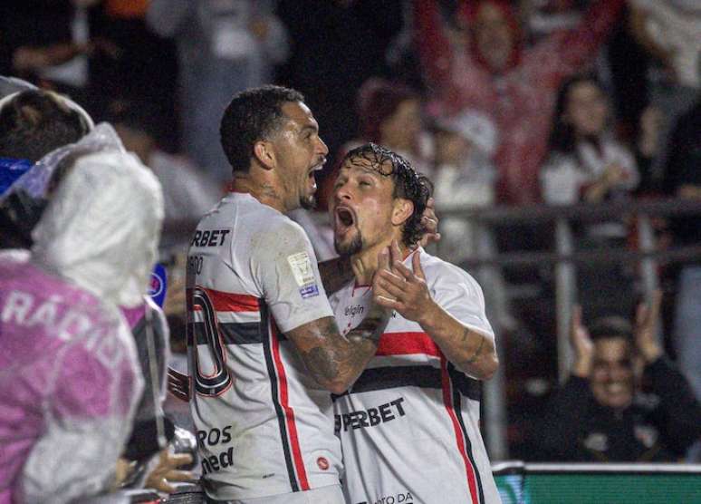 Luciano e Artur comemoram gol do S&atilde;o Paulo contra o Atl&eacute;tico-MG.