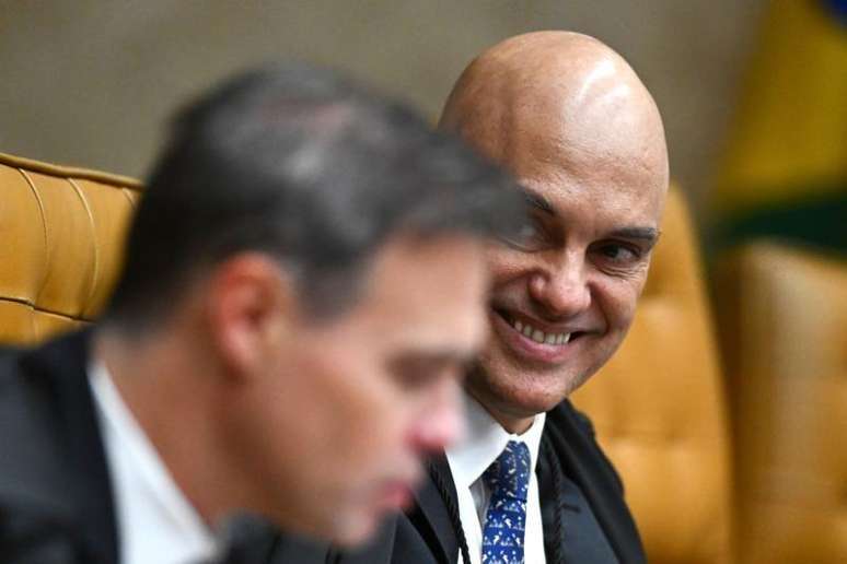 Para Amo&ecirc;do, &eacute; uma 'afronta' que Moraes (na foto, em destaque) tenha pedido uma investiga&ccedil;&atilde;o contra Mendon&ccedil;a (ao lado)