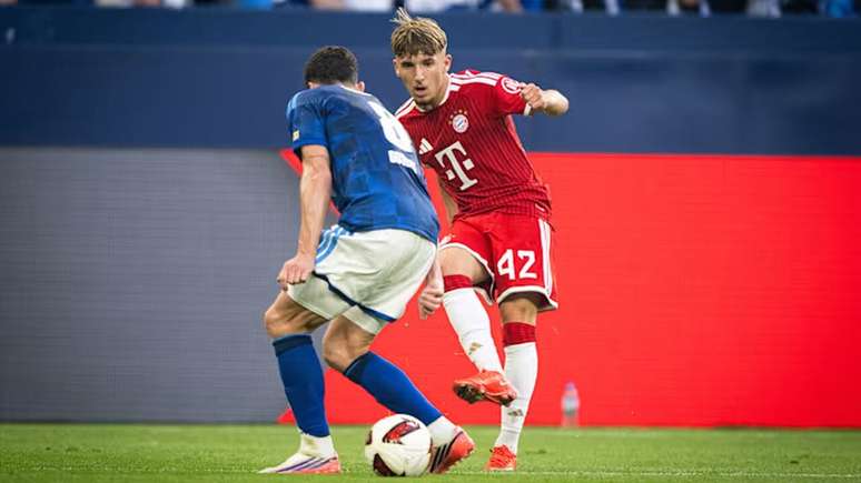 Karl tenta passe em meio &agrave; defesa do Schalke 04 &ndash;