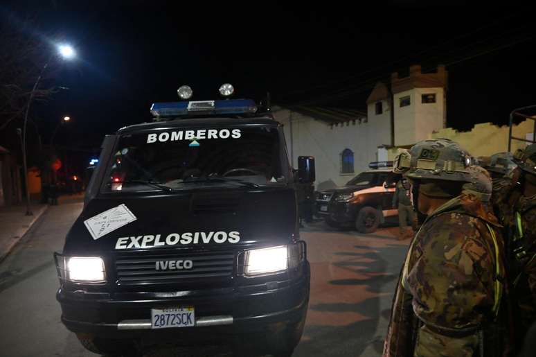 As imedia&ccedil;&otilde;es do quartel Bol&iacute;var permaneciam isoladas pelas for&ccedil;as de seguran&ccedil;a devido ao receio de novas explos&otilde;es.