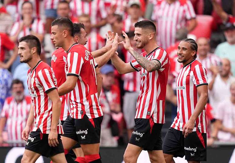 Sancet &eacute; festejado depois de marcar o terceiro gol do Athletic Bilbao &ndash;