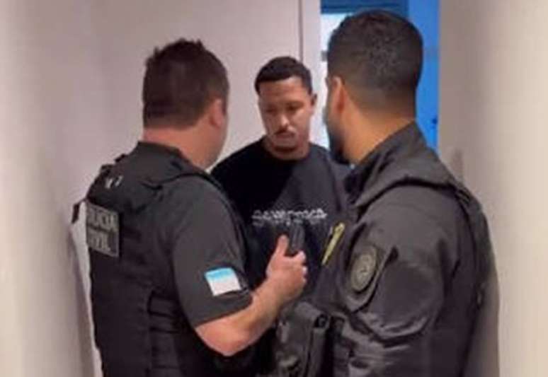 David, do Vasco, foi abordado por policiais em casa e teve de prestar depoimento &ndash;