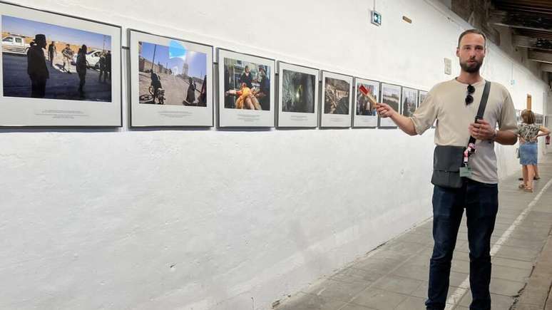 Phil&eacute;mon Barbier durante visita guiada de "O Amanhecer das Cinzas", sobre a S&iacute;ria depois da queda de Assad, em Perpignan, em 4 de setembro de 2026.