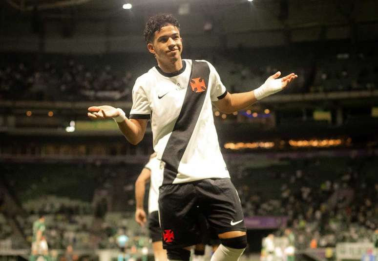 Andrey marca pela segunda vez. Vasco 2 a 0 no Palmeiras. &Eacute; campe&atilde;o.