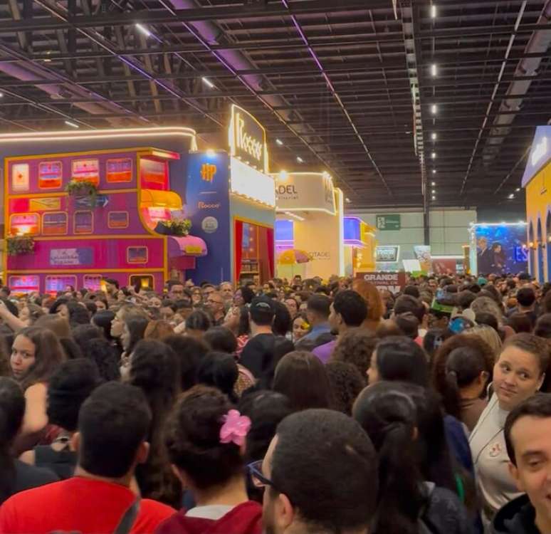 Lota&ccedil;&atilde;o era grande nos estandes de Rocco, Record, Companhia das Letras e Globo Livros