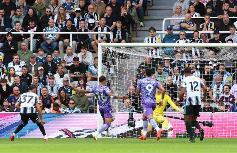 Tavernier marcou o primeiro gol do jogo &ndash;
