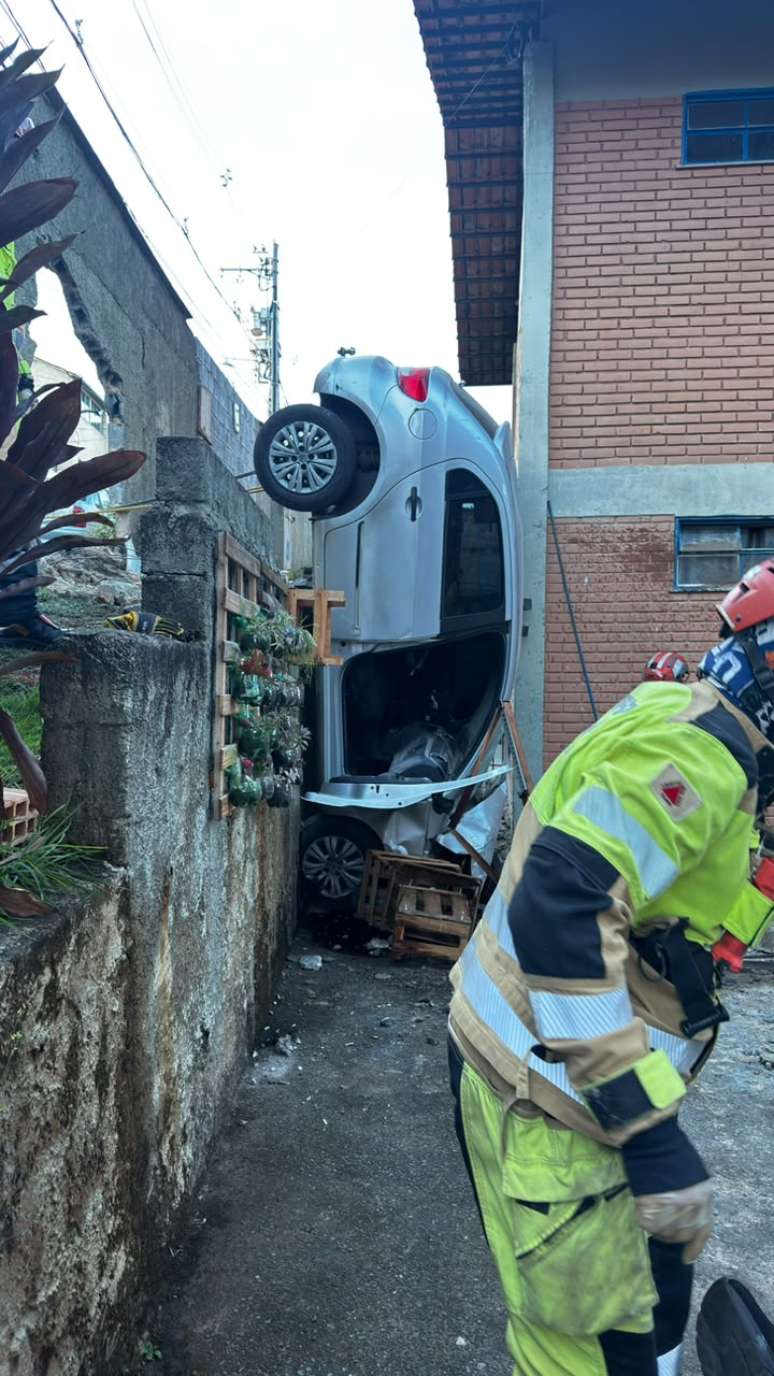 Carro colidiu contra a estrutura da Escola Municipal Jo&atilde;o Roque