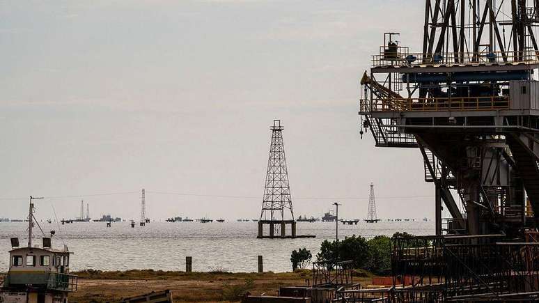 Apesar dos questionamentos pela sua atua&ccedil;&atilde;o no &acirc;mbito el&eacute;trico, Betancourt conseguiu permiss&atilde;o das autoridades venezuelanas para ingressar no setor do petr&oacute;leo