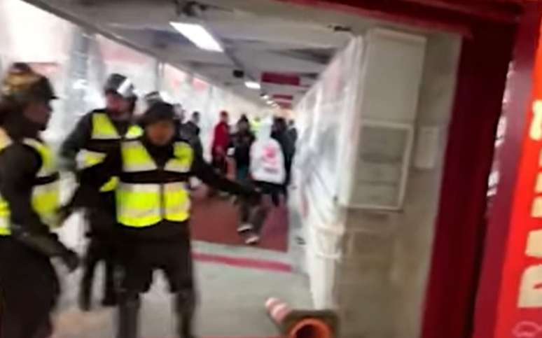 Policiais e seguran&ccedil;as tentam conter invasores irritados com derrota do Internacional &ndash;
