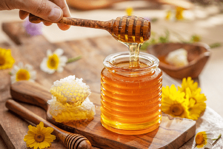 Ingrediente presente em rituais de amor, o mel simboliza o desejo de trazer mais afeto e leveza para a vida 