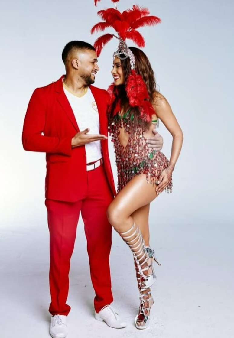 Anitta ao lado do mestre de bateria da Grande-Rio, Faf&aacute;