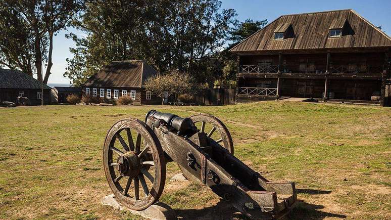 O armaz&eacute;m da Companhia Russo-Americana no Forte Ross (&agrave; direita, na imagem), com dois andares, servia tamb&eacute;m para a venda de produtos. &Agrave; esquerda, encontram-se resid&ecirc;ncias de colonos. O forte chegou a abrigar no seu auge cerca de 60 constru&ccedil;&otilde;es.