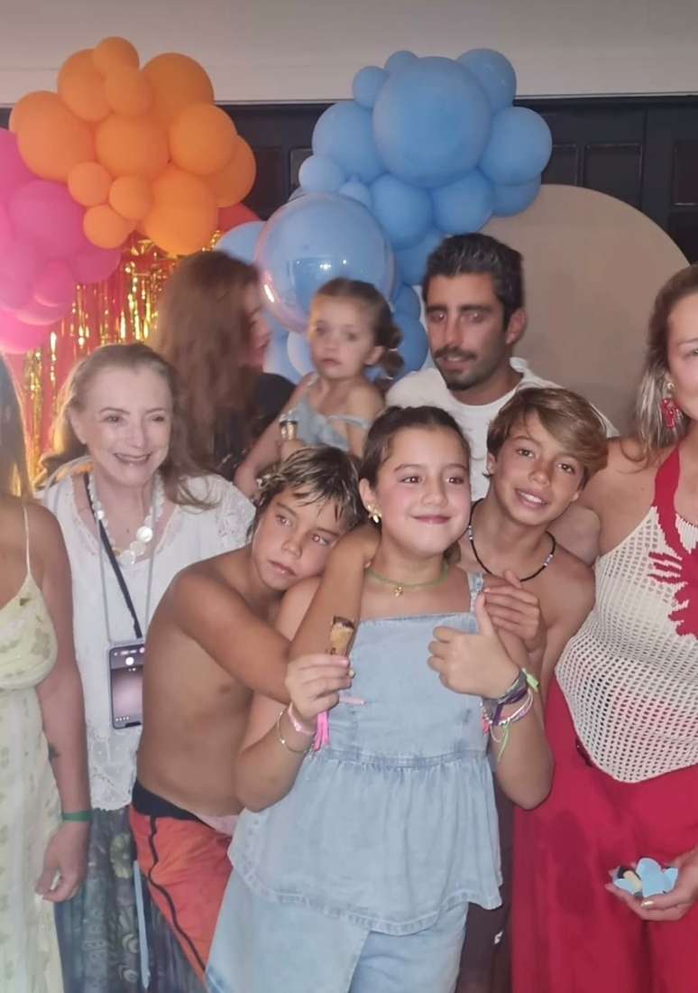 Luana Piovani, Pedro Scooby e Cintia Dicker aparecem juntos no anivers&aacute;rio de Bem e Liz