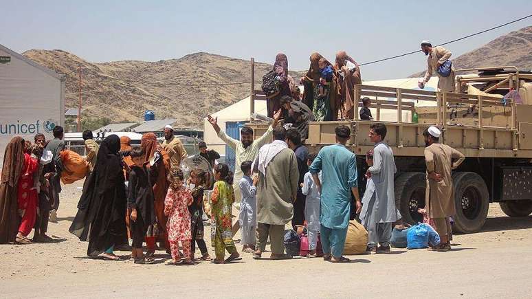 Afeg&atilde;os deportados do Paquist&atilde;o chegam &agrave; passagem de Torkham