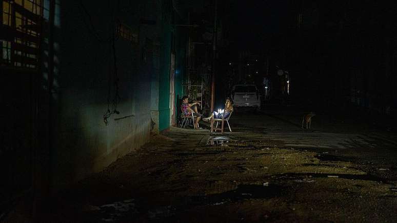 Gustavo conta que, no bairro onde mora, os apag&otilde;es costumam durar cerca de 16 horas por dia