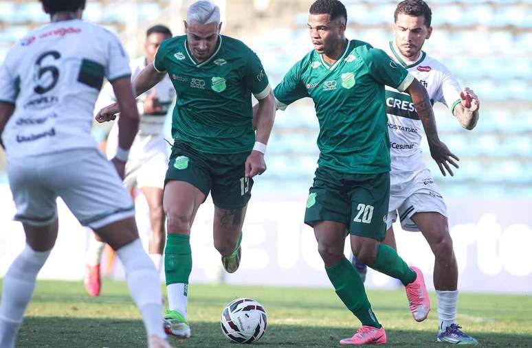 Thalisson, atacante do Floresta (de verde) leva seu time ao ataque diante de forte marca&ccedil;&atilde;o do Maring&aacute;.&nbsp; Mas seu time levou a pior.