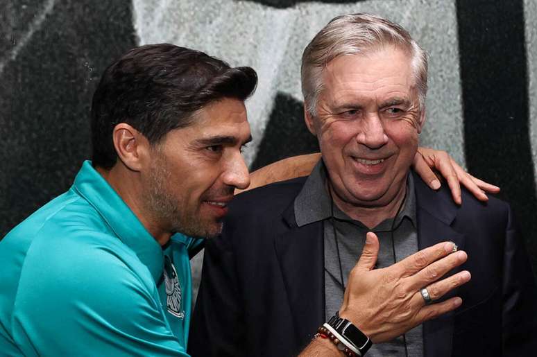 Ancelotti ao lado de Abel Ferreira antes do in&iacute;cio da partida &ndash;
