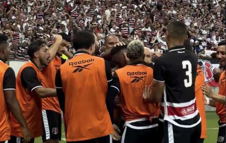 Jogadores do Santa Cruz&nbsp; celebram o gol de Eron.