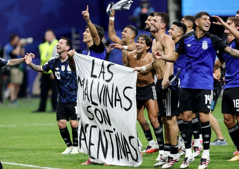 A Fifa multou a Associa&ccedil;&atilde;o de Futebol Argentino depois que jogadores exibiram uma faixa reivindicando as Ilhas Malvinas, infringindo as regras contra mensagens pol&iacute;ticas.