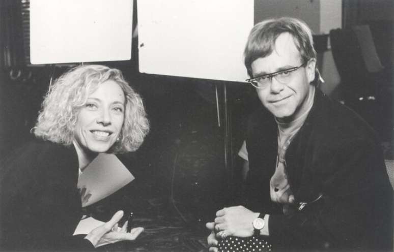 Elton John durante entrevista a Mar&iacute;lia Gabriela em 1992