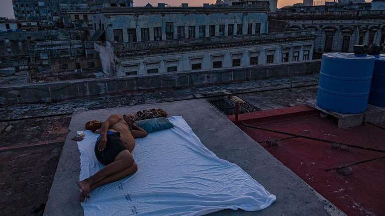 Algumas pessoas em Cuba decidiram sair para dormir no terra&ccedil;o, para evitar o calor sem eletricidade durante a noite