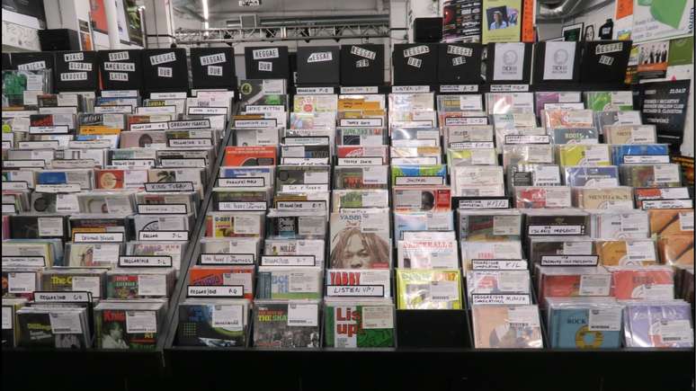 CDs nas prateleiras da loja de discos Rough Trade East, em abril de 2017